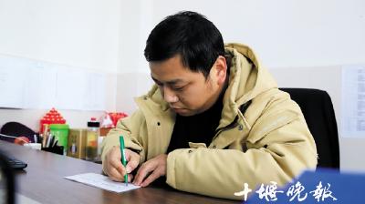 十堰这位老师太有才了 用藏名诗给全班48名学生写评语 