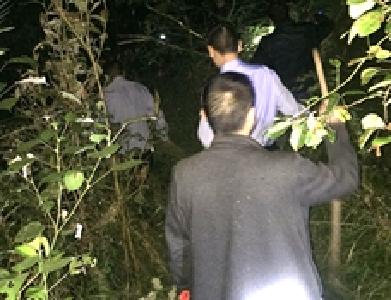 男子与女友吵架欲轻生 民警冒雨搜山两小时将其救下