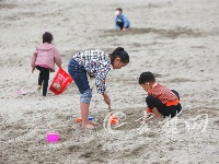 气温回升 市民享沙滩暖阳