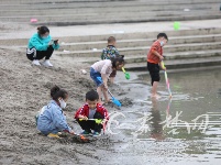 气温回升 市民享沙滩暖阳