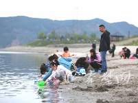 气温回升 市民享沙滩暖阳