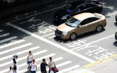 车不让人，人乱穿？十堰这些车和人......今天曝光你！