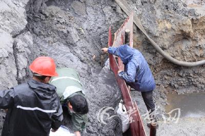 抢修难度加大 来水时间延迟 记者直击城区供水抢修现场