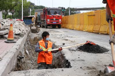 提个醒！夏家店转盘更换雨水管道 过往车辆注意减速慢行