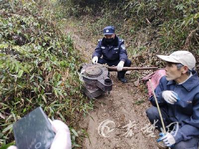 吓人！村民拿火枪当扁担用 半路遇民警 他最终这样做...