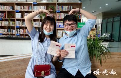 520婚姻登记处又爆了！十堰959对新人昨喜领“红本本” 
