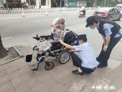 电动轮椅失控老人摔倒在地，民警又是扶人又是修轮椅