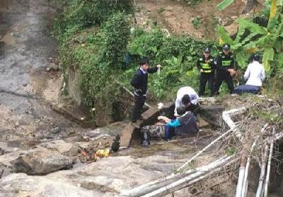 游客景区内迷路跌落悬崖 武当山民警历时8小时紧急救援