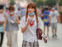 假期首日十堰晴热开场 俊男靓女清凉着装成一景