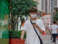假期首日十堰晴热开场 俊男靓女清凉着装成一景