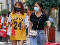 假期首日十堰晴热开场 俊男靓女清凉着装成一景