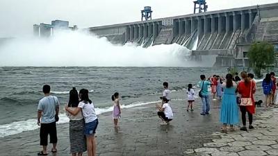 十堰接待游客31万人次 端午假期乡村自驾游受青睐