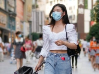 假期首日十堰晴热开场 俊男靓女清凉着装成一景