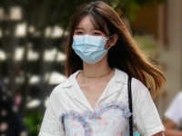 假期首日十堰晴热开场 俊男靓女清凉着装成一景