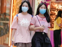 假期首日十堰晴热开场 俊男靓女清凉着装成一景
