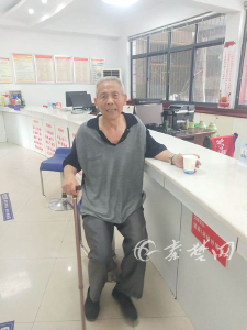 十堰8旬老人街头迷路正惊慌失措之中，幸亏遇上他们...