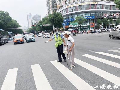 行至斑马线中间时红灯亮起，九旬老人过马路20余台车礼让