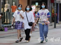 假期首日十堰晴热开场 俊男靓女清凉着装成一景