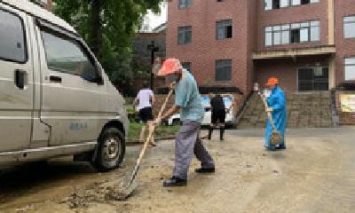 强降雨引发山洪小区道路淤泥深达脚踝 社区物业紧急清淤