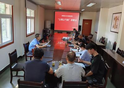 昨日，郧阳区文旅局召开“公筷公勺制”部署会