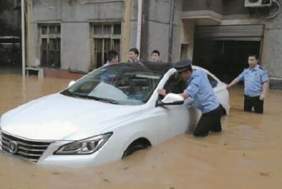 连降暴雨全城积水 恩施紧急转移2.8万人