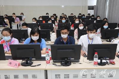 中考成绩是怎样出炉的？记者探访十堰中考阅卷现场