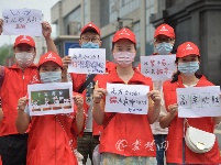 高考前夕，大朋友和小朋友们为考生们送来了祝福