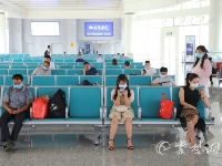 2020年铁路暑运首日：十堰站旅客平稳