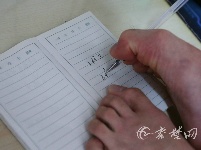 图片故事| 十堰无臂青年用脚敲击电商梦