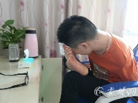 图片故事| 十堰无臂青年用脚敲击电商梦