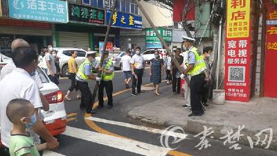 送考客车被电线卡住 关键时刻，交警爬上车顶徒手解困  