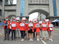 高考前夕，大朋友和小朋友们为考生们送来了祝福