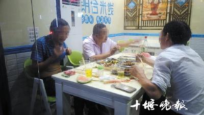 公筷公勺有没有摆上餐桌？记者暗访发现少数餐饮店未提供