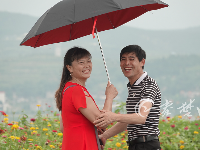 笑得真甜！周末，带着家人浪一浪吧