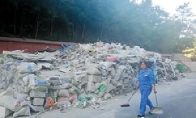 垃圾中转站被挡住居民生活垃圾无处放 社区环卫及时解决