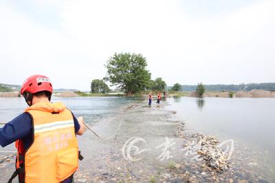 “石友”寻石突遇河道涨水被困浅滩 丹江口消防紧急救援