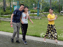 笑得真甜！周末，带着家人浪一浪吧