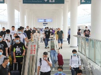2020年铁路暑运首日：十堰站旅客平稳