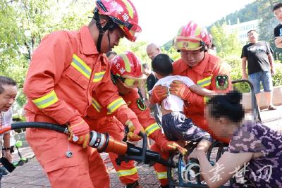 小孩腿部被卡运动器材缝隙中 武当山消防救援紧急施救