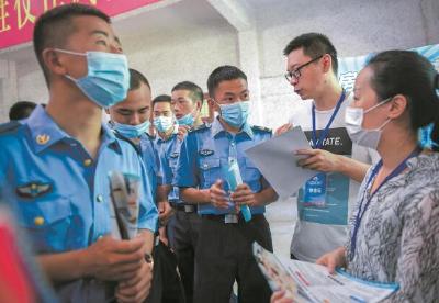 湖北举办首届送岗位进军营“就业训练营” 退役老兵和军嫂能在家门口找工作