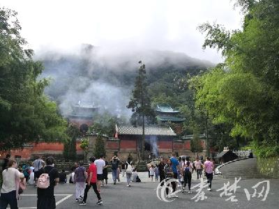 “惠游湖北”活动推行首日 3万余人游览十堰景区