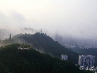 雨后初晴，雾锁车城宛如山水画