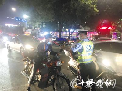 县市交警交叉执法 十堰两晚查获50名“酒司机”