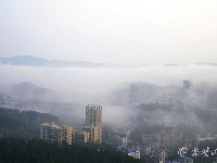 雨后初晴，雾锁车城宛如山水画