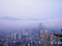 雨后初晴，雾锁车城宛如山水画