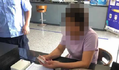 小区有人被高空坠物砸中！一看，是一沓万元现金