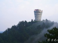 雨后初晴，雾锁车城宛如山水画