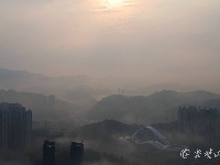 雨后初晴，雾锁车城宛如山水画