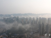 雨后初晴，雾锁车城宛如山水画