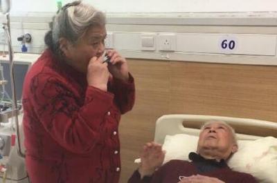 84岁奶奶病房里吹口琴陪老伴，500次透析就吹了500遍！